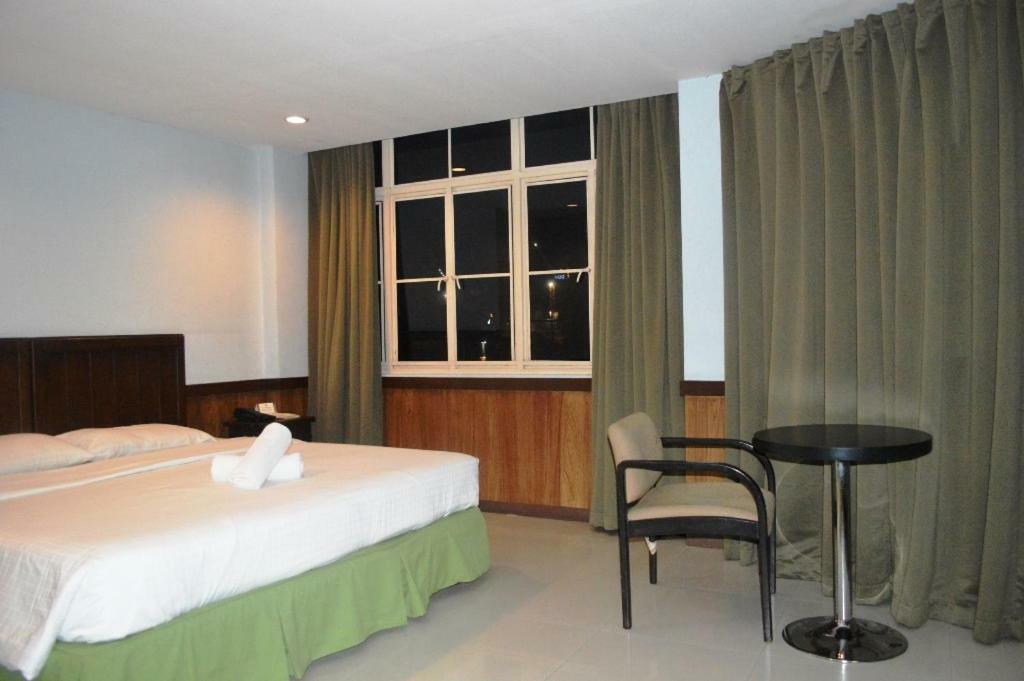 Alu Hotel Davao Stadt Exterior foto